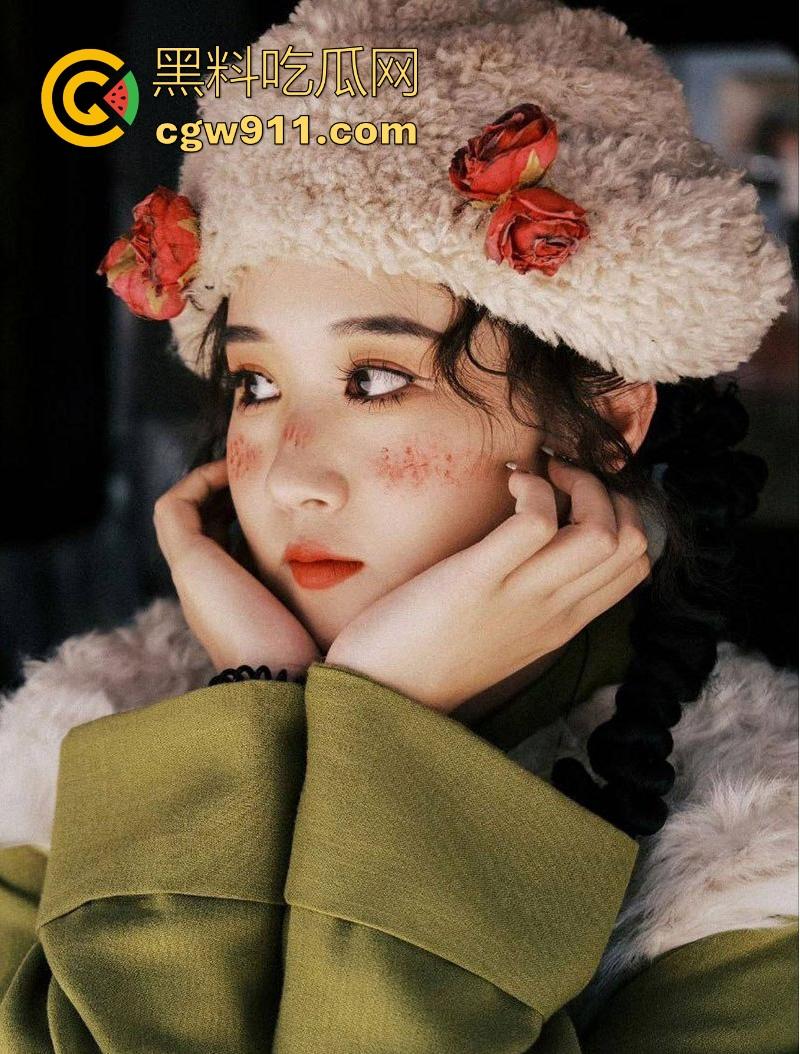 武汉师范大学【江恩凡】私密私拍泄密，清纯可爱高颜值少女，翘臀高撅手指插穴，骚穴猛操喷水！  第1张