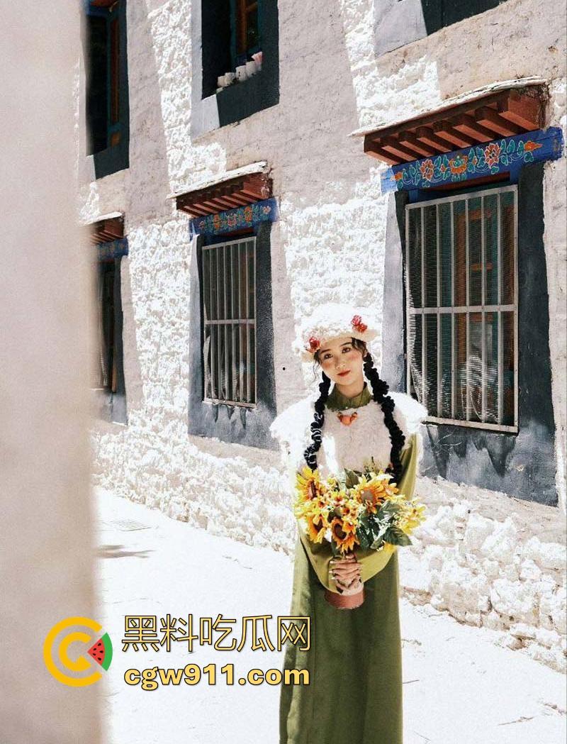 武汉师范大学【江恩凡】私密私拍泄密，清纯可爱高颜值少女，翘臀高撅手指插穴，骚穴猛操喷水！  第2张