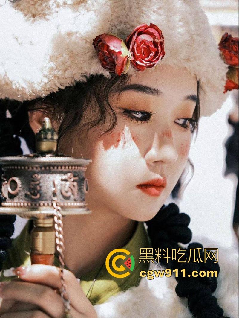 武汉师范大学【江恩凡】私密私拍泄密，清纯可爱高颜值少女，翘臀高撅手指插穴，骚穴猛操喷水！  第3张