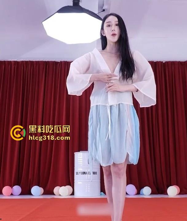 杭州气质舞蹈老师【杨唯唯】金主定制表演全裸唱戏，现场脱衣骚姿尽显，让人目不专睛！  第3张