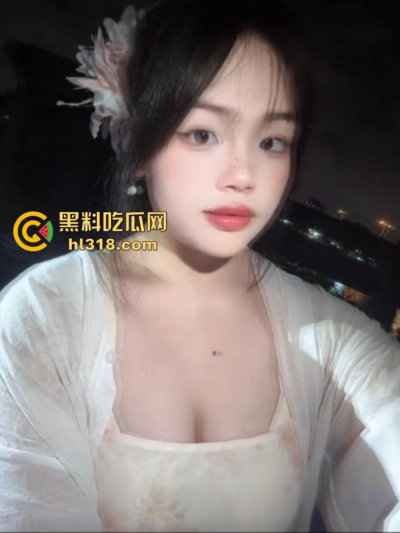 抖音极品微胖网红【吃货】付费福利视频曝光，火辣巨乳身材一览无余，性感女神竟如此反差淫荡！  第2张