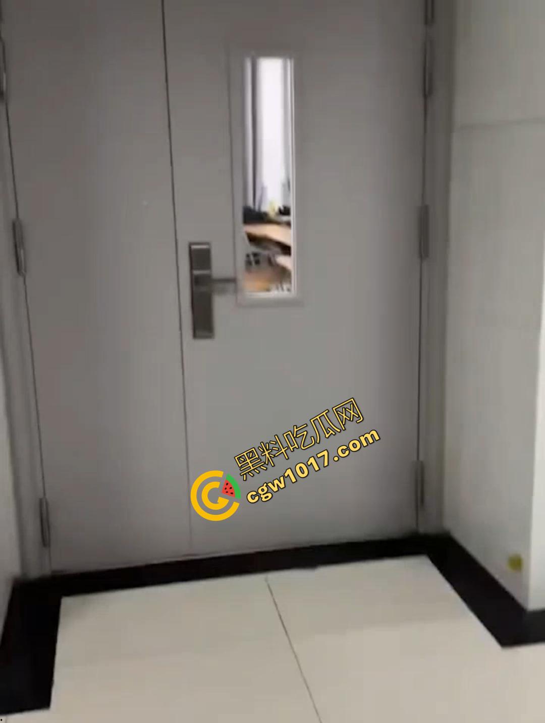 山东财大7409教室活春宫!晚自习女生桌下跪舔,被瓜友偷拍 视频在全校疯传! 第4张 山东财大7409教室活春宫!晚自习女生桌下跪舔,被瓜友偷拍 视频在全校疯传! 第4张