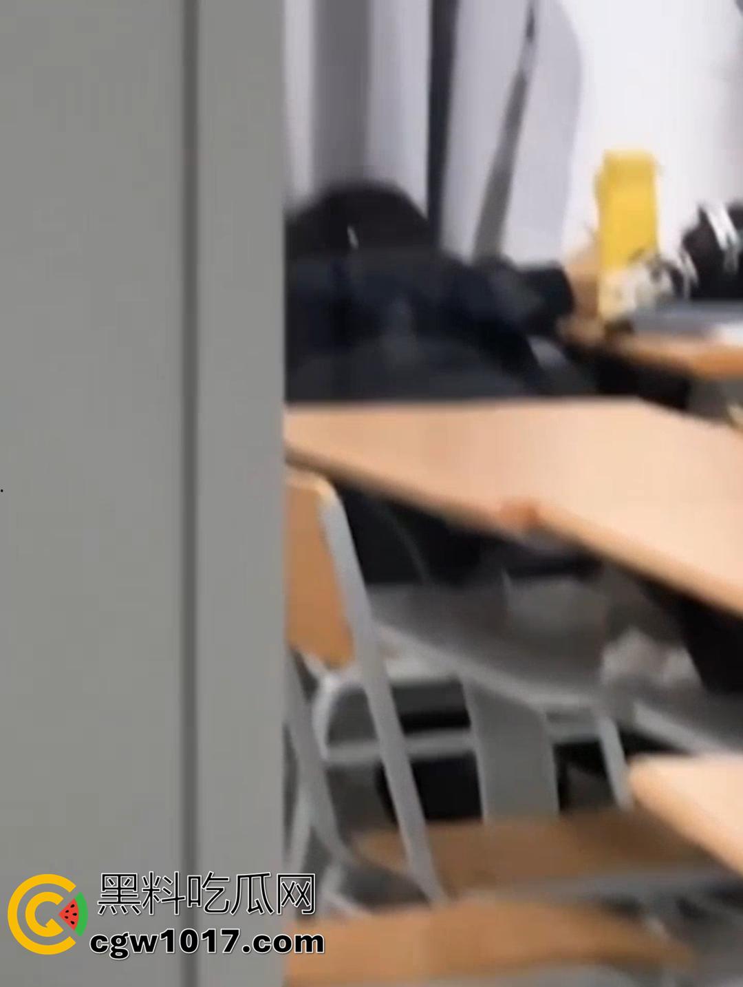 山东财大7409教室活春宫!晚自习女生桌下跪舔,被瓜友偷拍 视频在全校疯传! 第5张 山东财大7409教室活春宫!晚自习女生桌下跪舔,被瓜友偷拍 视频在全校疯传! 第5张