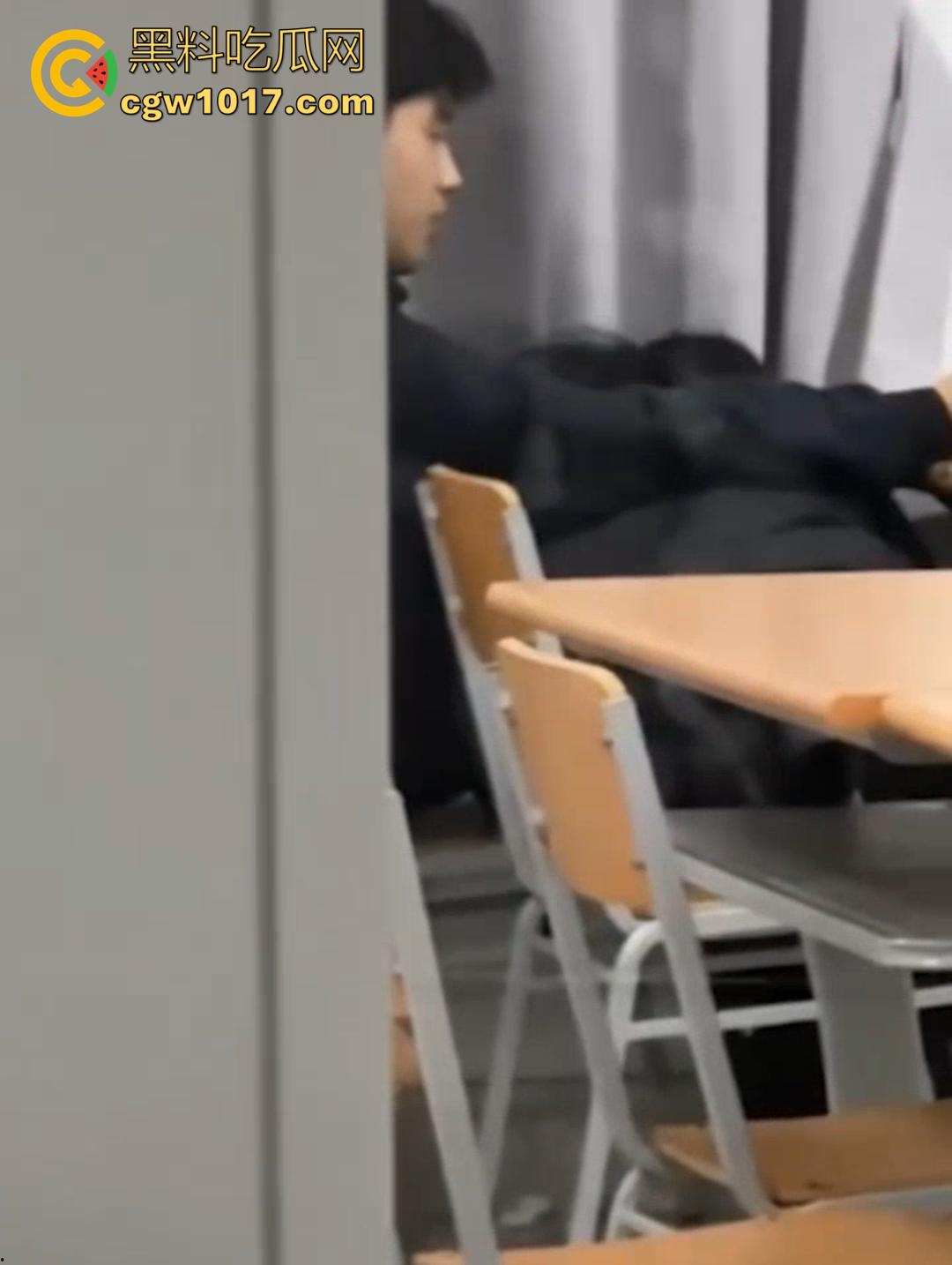 山东财大7409教室活春宫!晚自习女生桌下跪舔,被瓜友偷拍 视频在全校疯传! 第6张 山东财大7409教室活春宫!晚自习女生桌下跪舔,被瓜友偷拍 视频在全校疯传! 第6张