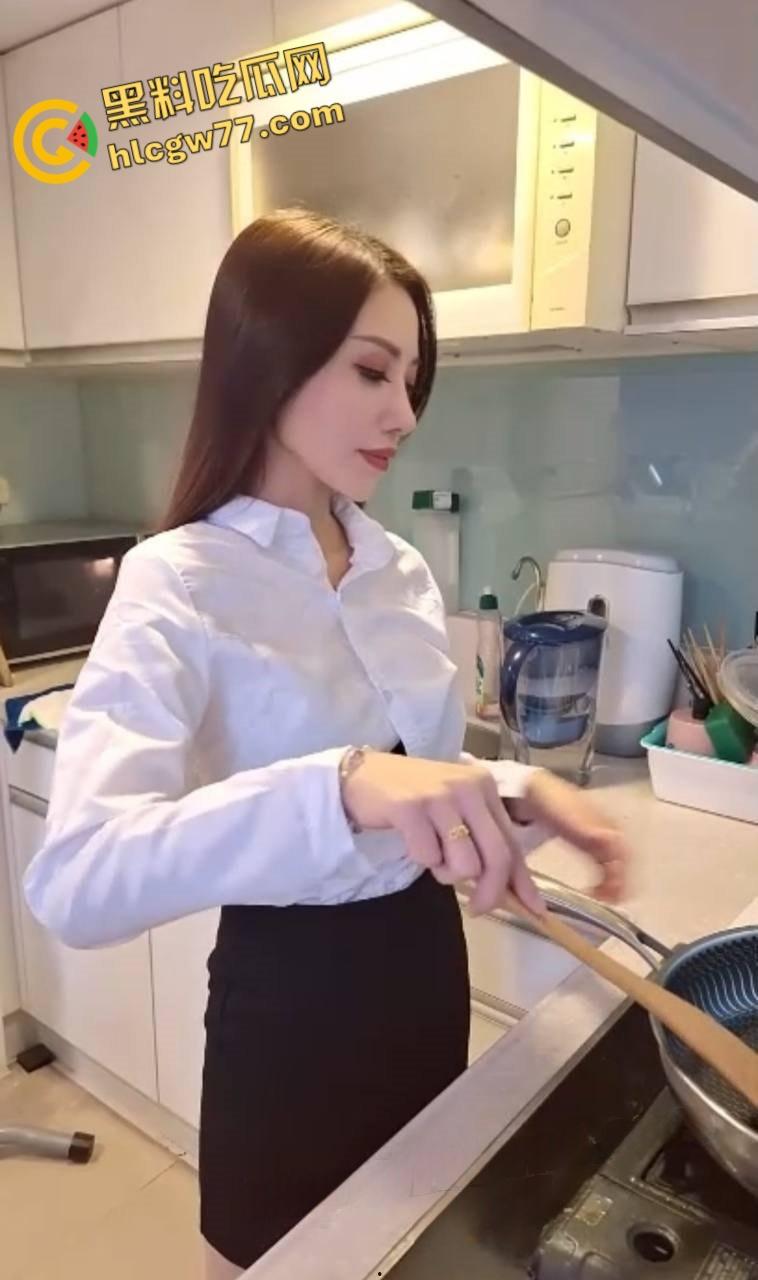 高颜值情侣 巨乳骚逼穿着性感睡袍被大屌男无套爆操内射 真实高潮呈现 叫声太放荡! 第1张 高颜值情侣 巨乳骚逼穿着性感睡袍被大屌男无套爆操内射 真实高潮呈现 叫声太放荡! 第1张