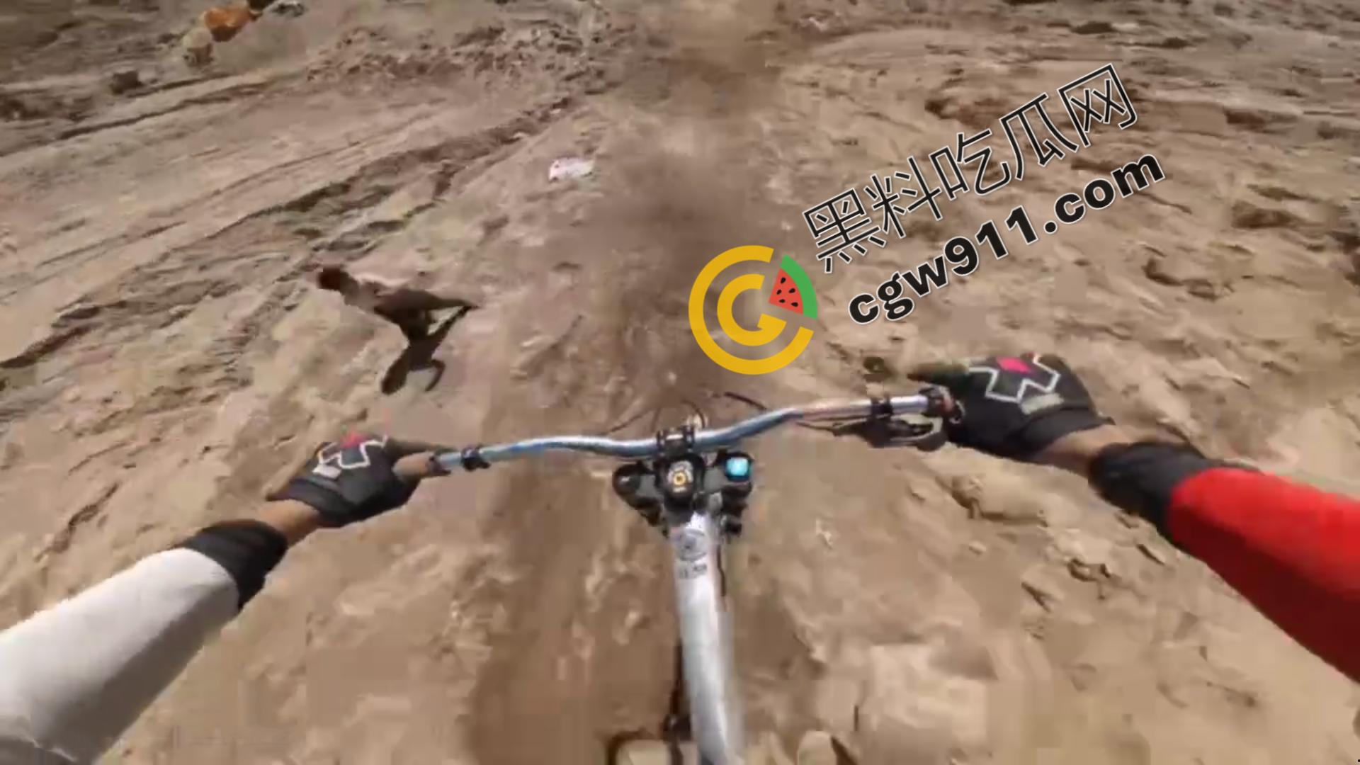 新疆吐鲁番：极限跳崖！山地速降的年轻爱好者壮烈10米跳崖，血染岩壁，英雄折翼  第6张