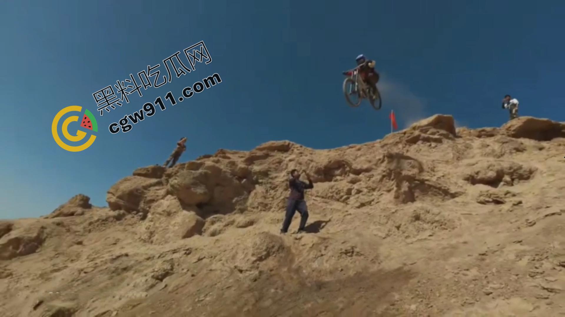 新疆吐鲁番：极限跳崖！山地速降的年轻爱好者壮烈10米跳崖，血染岩壁，英雄折翼  第7张