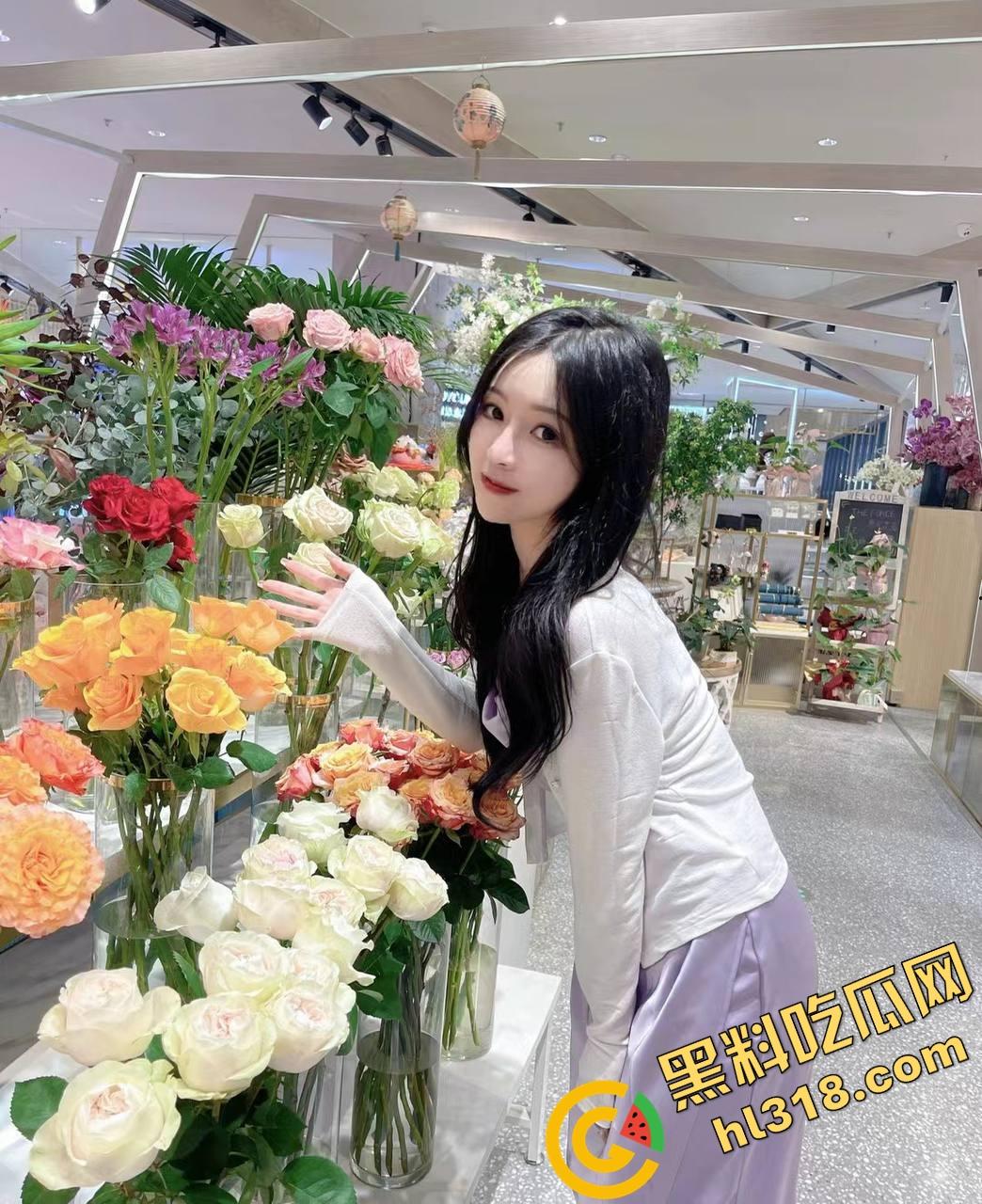 大白天俩骚货窗前赤裸互插假屌竞技赛，比赛高潮谁先喷，没男人靠假屌，也能自嗨得原地升天！  第1张