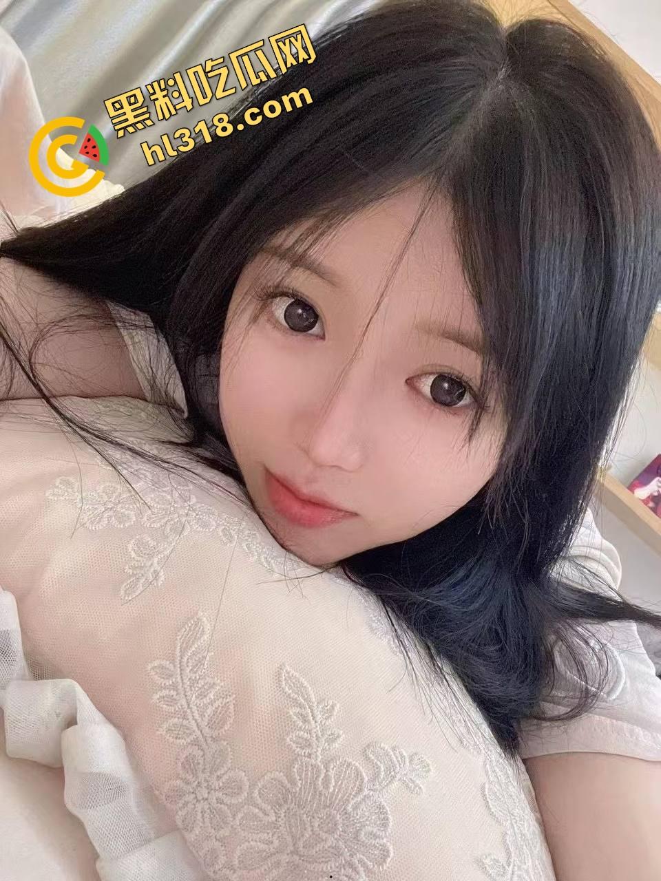 大白天俩骚货窗前赤裸互插假屌竞技赛，比赛高潮谁先喷，没男人靠假屌，也能自嗨得原地升天！  第2张