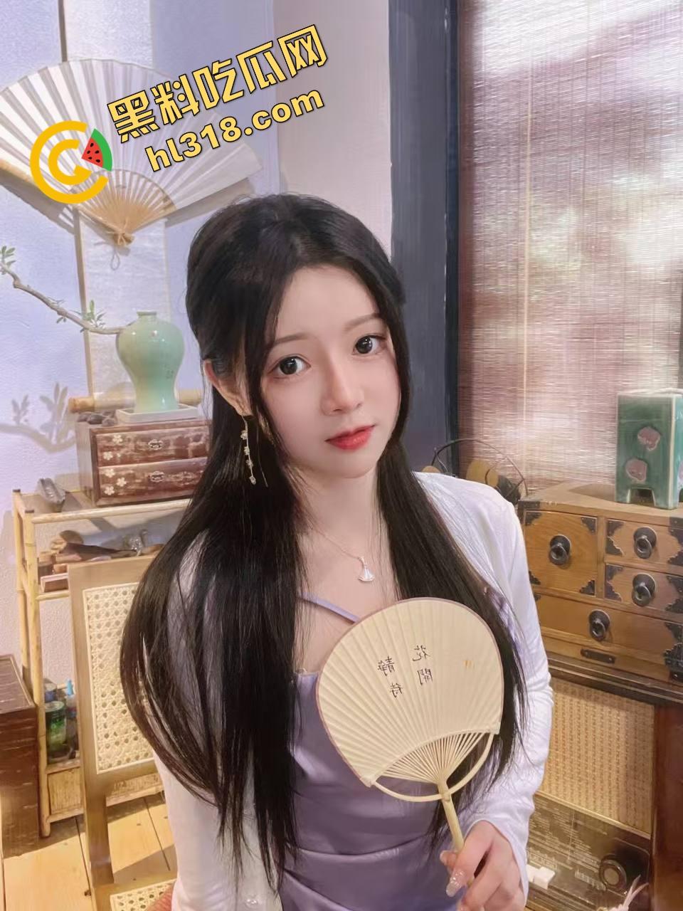 大白天俩骚货窗前赤裸互插假屌竞技赛，比赛高潮谁先喷，没男人靠假屌，也能自嗨得原地升天！  第3张