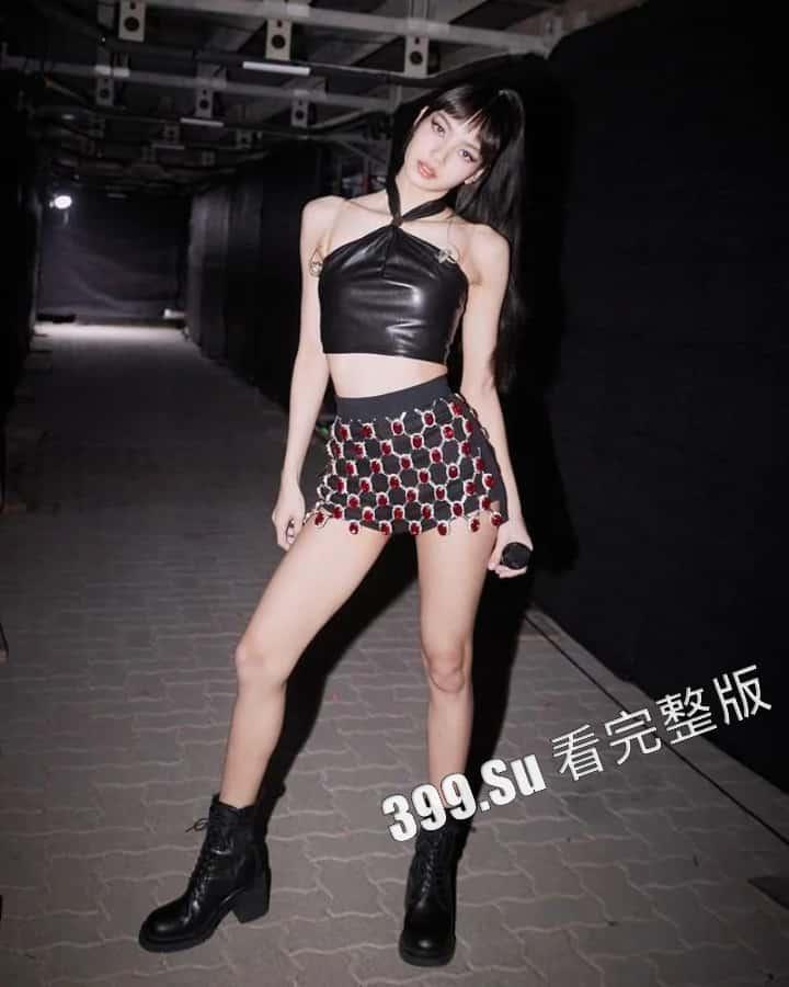 韩国女团「BLACKPINK」Lisa 在巡演中疑似不传内裤鲍鱼轮廓一览无余，网友：Lisa 现在已经成中分了  第1张