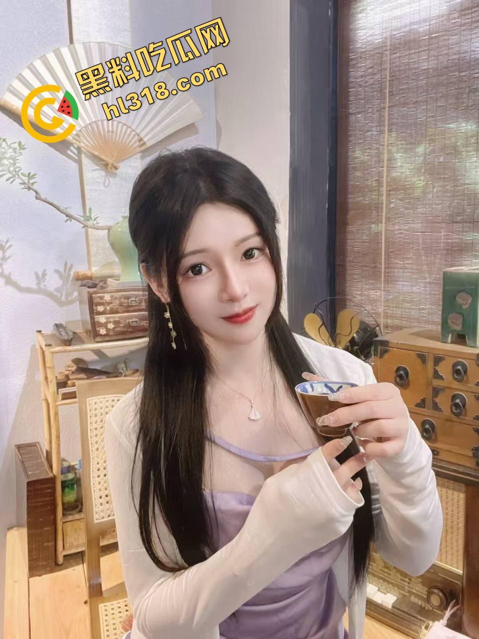 大白天俩骚货窗前赤裸互插假屌竞技赛，比赛高潮谁先喷，没男人靠假屌，也能自嗨得原地升天！  第4张