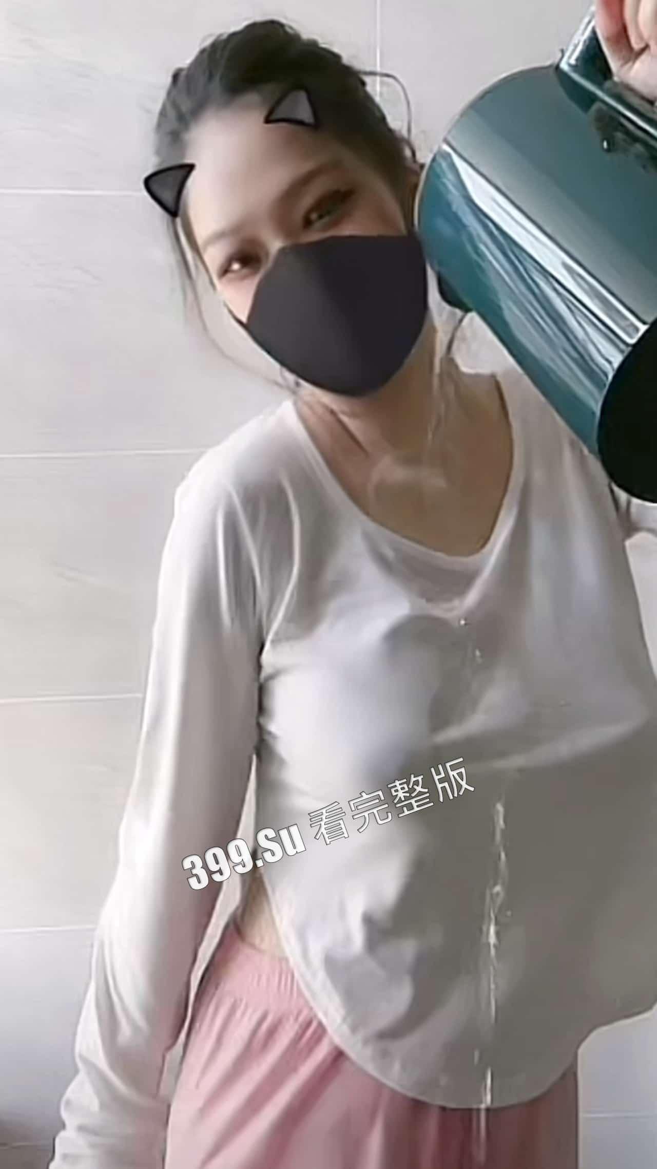 抖音 妍妍不爱吃盐 擦边主播才播前湿身福利 真空拍作品实力宠粉  第7张