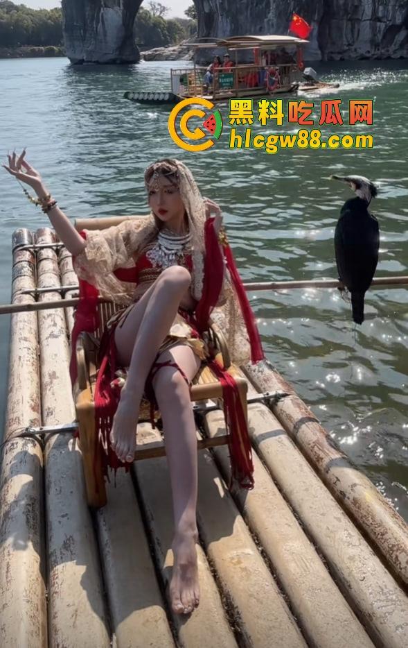 深圳车展『宫梦儿』靠露逼毛一天涨粉1万,车模个个会玩大秀骚操作质量逆天,这个行业真是卷疯了! 第3张 深圳车展『宫梦儿』靠露逼毛一天涨粉1万,车模个个会玩大秀骚操作质量逆天,这个行业真是卷疯了! 第3张