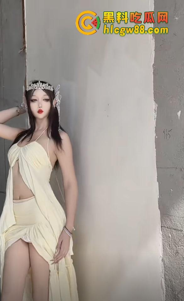 深圳车展『宫梦儿』靠露逼毛一天涨粉1万,车模个个会玩大秀骚操作质量逆天,这个行业真是卷疯了! 第6张 深圳车展『宫梦儿』靠露逼毛一天涨粉1万,车模个个会玩大秀骚操作质量逆天,这个行业真是卷疯了! 第6张