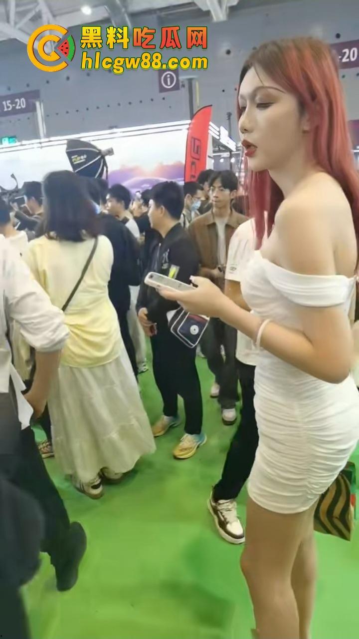 深圳车展『宫梦儿』靠露逼毛一天涨粉1万,车模个个会玩大秀骚操作质量逆天,这个行业真是卷疯了! 第15张 深圳车展『宫梦儿』靠露逼毛一天涨粉1万,车模个个会玩大秀骚操作质量逆天,这个行业真是卷疯了! 第15张