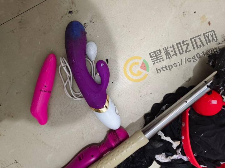 原女大学生宿舍改成男寝 遗留下海量电动玩具 到底是宿舍还是鸡窝？  第6张