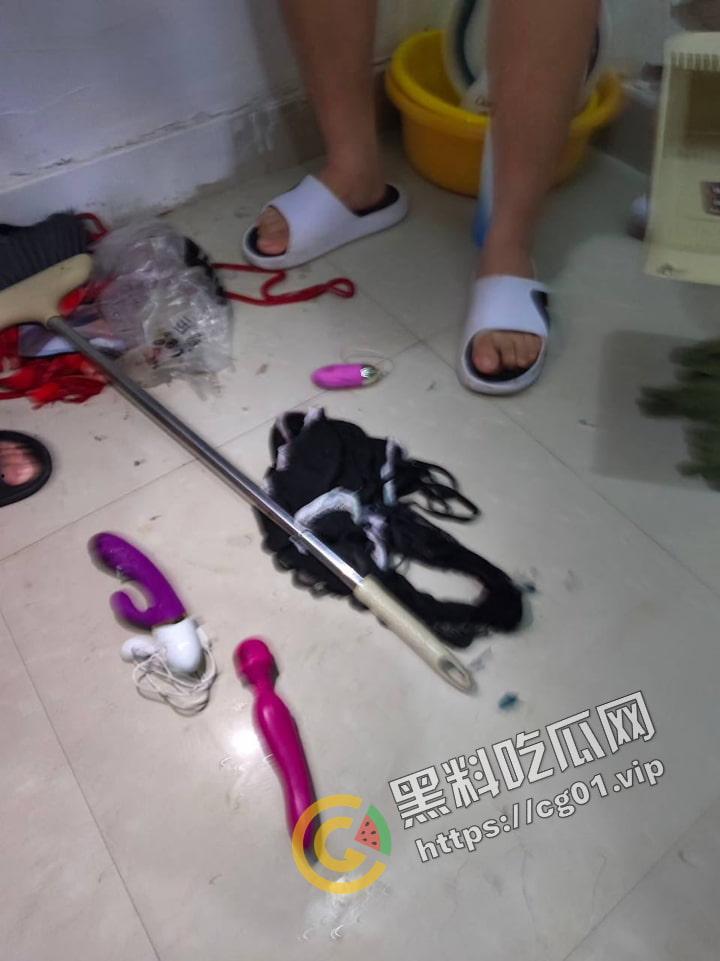 原女大学生宿舍改成男寝 遗留下海量电动玩具 到底是宿舍还是鸡窝？  第7张