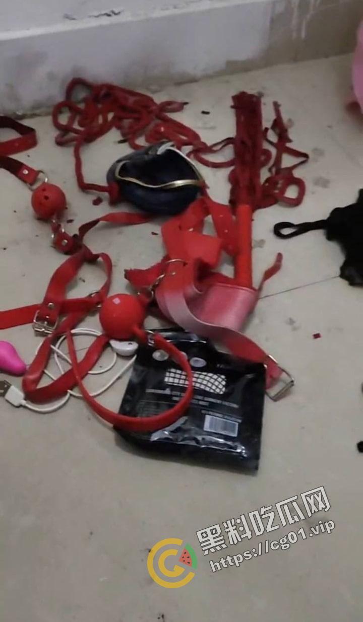 原女大学生宿舍改成男寝 遗留下海量电动玩具 到底是宿舍还是鸡窝？  第9张