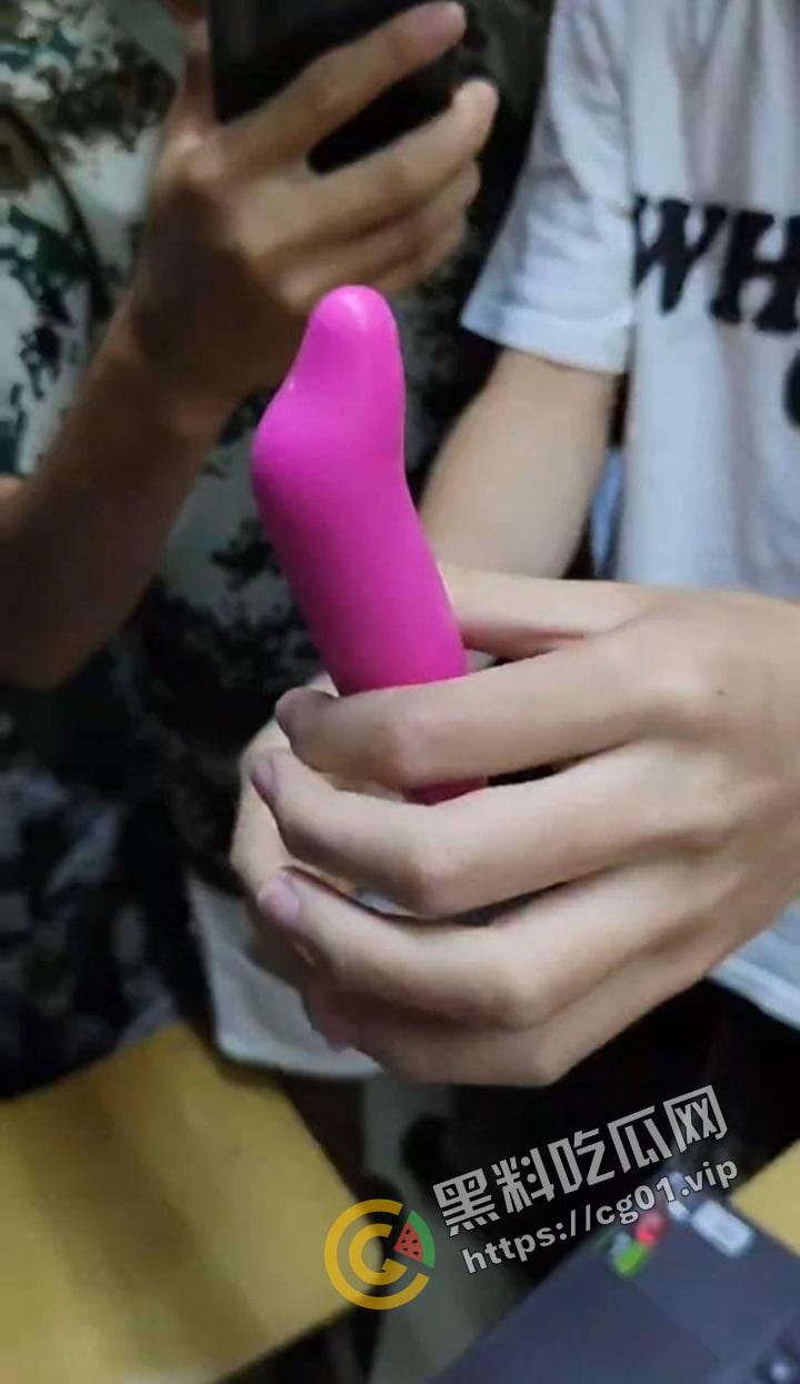 原女大学生宿舍改成男寝 遗留下海量电动玩具 到底是宿舍还是鸡窝？  第10张