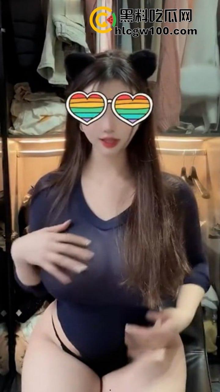 推特顶级高颜爆乳奶牛美少女【兔芙瑞】 巨型吊乳开裆黑丝粉嫩逼  金主1v1定制揉奶福利流出 第13张