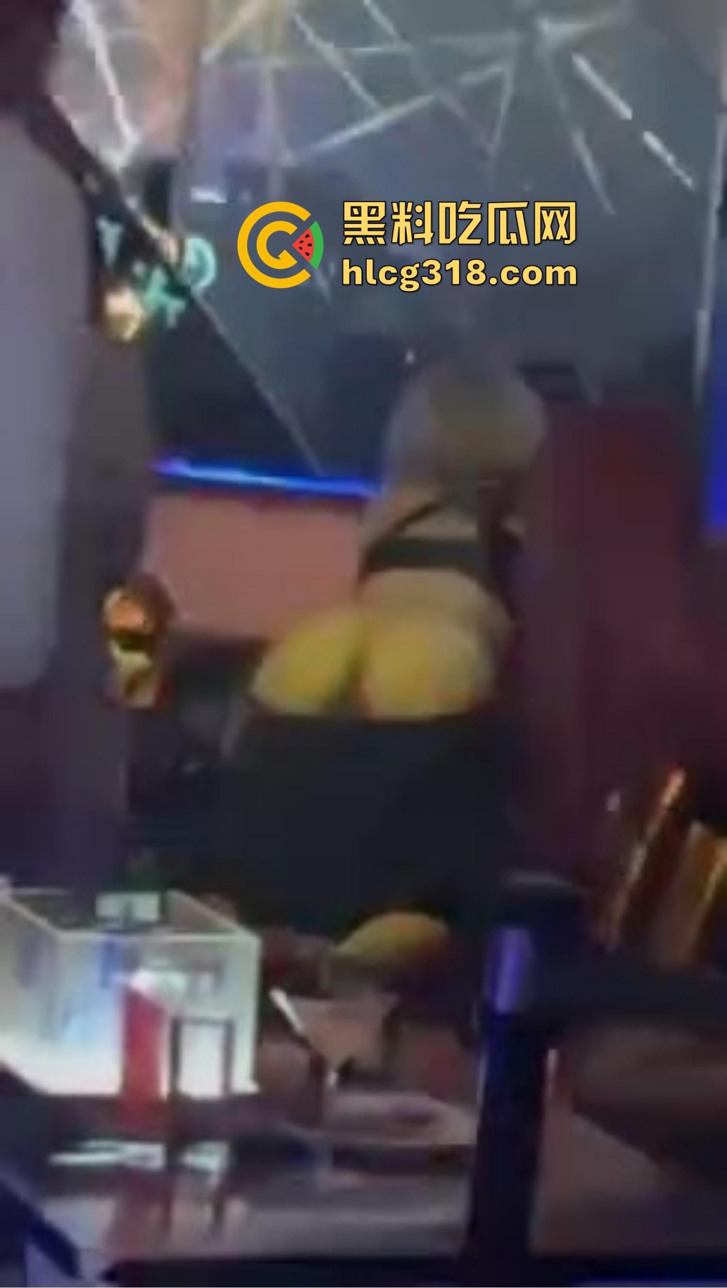 夜店不跳舞不喝酒，就爱舔奶子，骚女当众掀衣喂奶，男的舔得像喝汤，众人围拍像看活春宫！  第1张