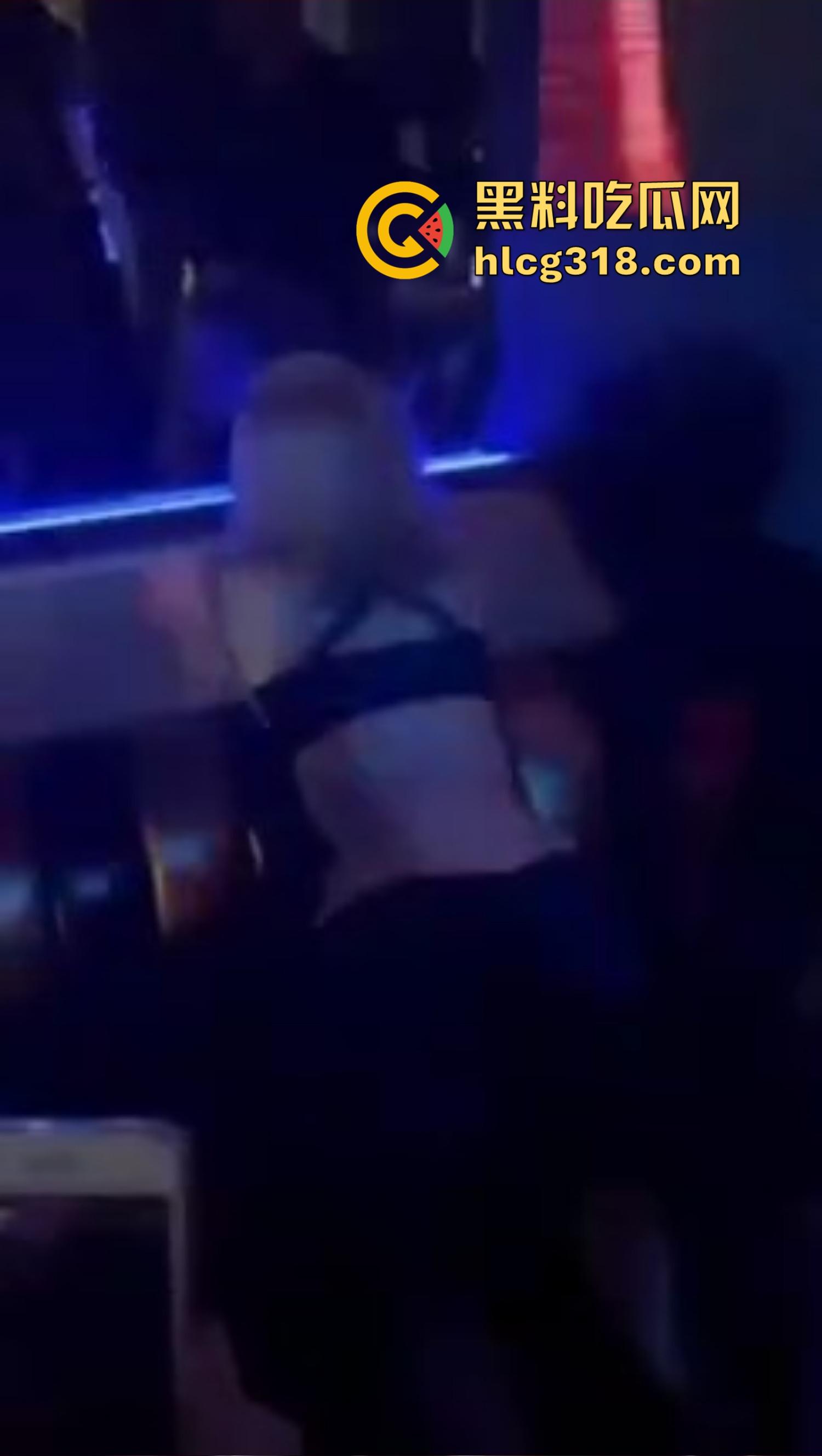 夜店不跳舞不喝酒，就爱舔奶子，骚女当众掀衣喂奶，男的舔得像喝汤，众人围拍像看活春宫！  第2张