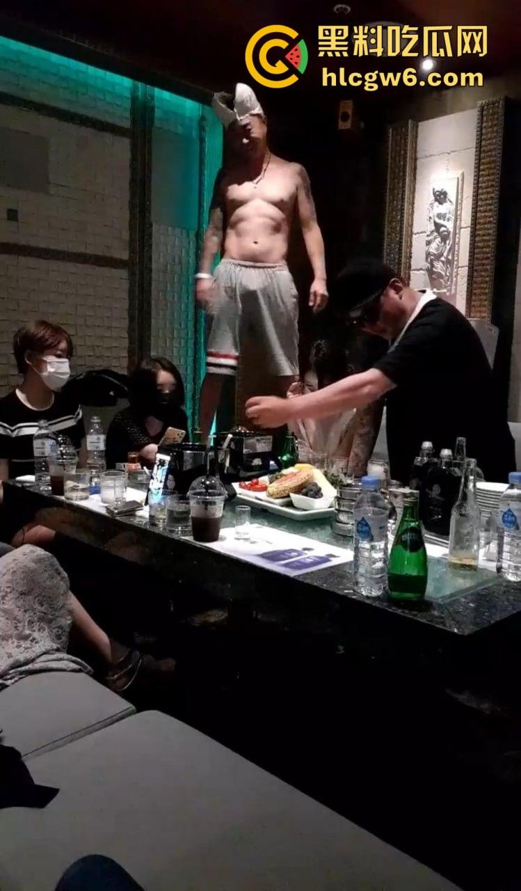 韩国暗黑KTV擦边直播太离谱，36D豪乳坐台妹现场被摸奶扣穴，棒子隔着衣服都要扣出水，再直播估计就现场艹了！  第4张