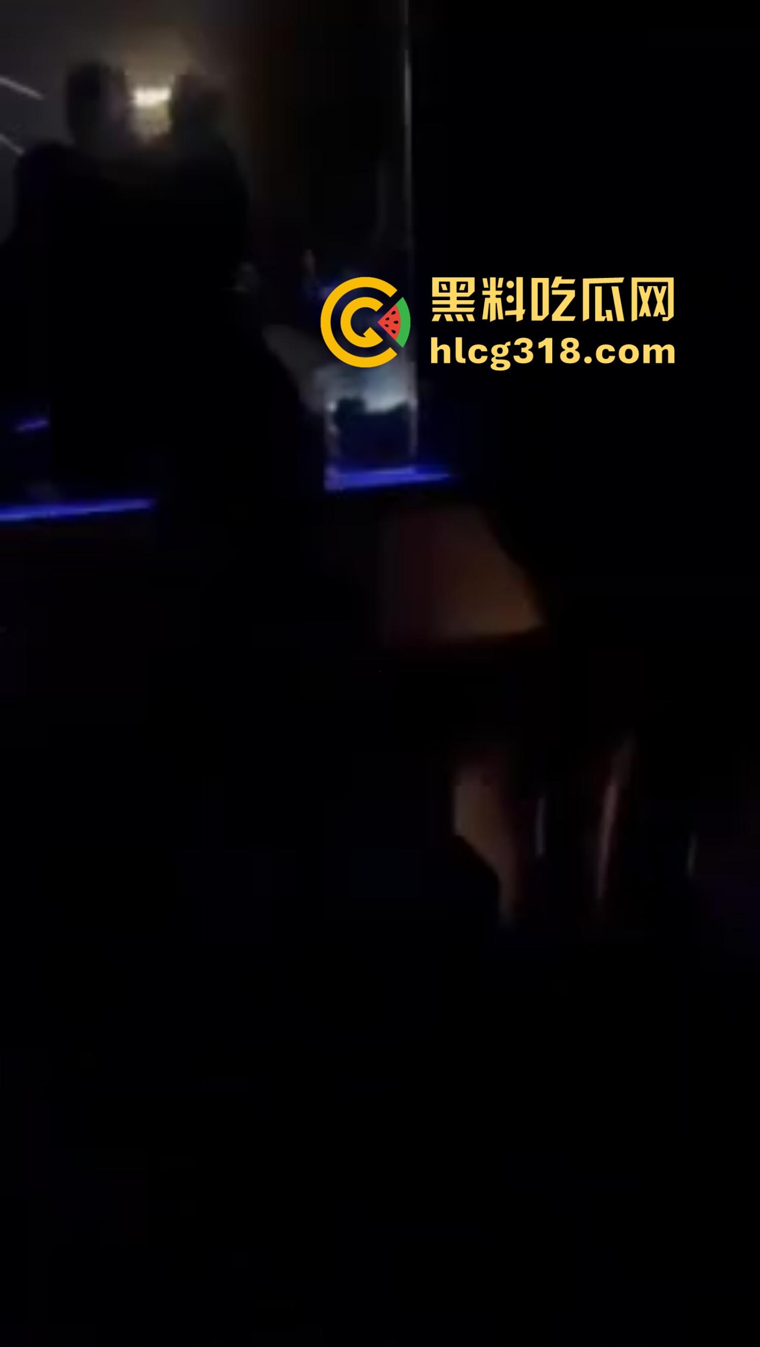 夜店不跳舞不喝酒，就爱舔奶子，骚女当众掀衣喂奶，男的舔得像喝汤，众人围拍像看活春宫！  第4张