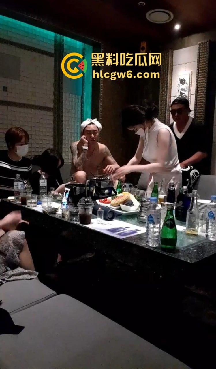 韩国暗黑KTV擦边直播太离谱，36D豪乳坐台妹现场被摸奶扣穴，棒子隔着衣服都要扣出水，再直播估计就现场艹了！  第5张