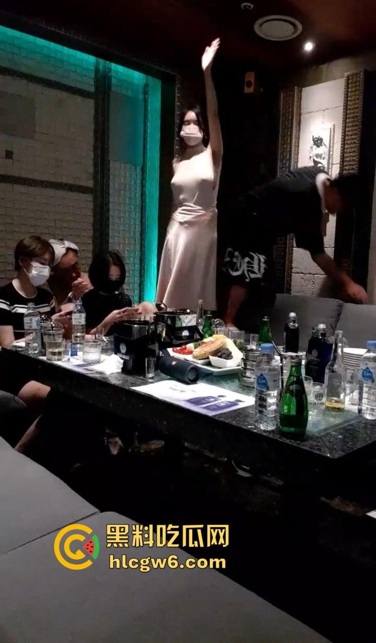 韩国暗黑KTV擦边直播太离谱，36D豪乳坐台妹现场被摸奶扣穴，棒子隔着衣服都要扣出水，再直播估计就现场艹了！  第6张