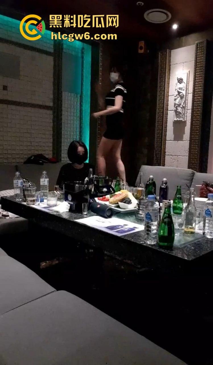 韩国暗黑KTV擦边直播太离谱，36D豪乳坐台妹现场被摸奶扣穴，棒子隔着衣服都要扣出水，再直播估计就现场艹了！  第9张