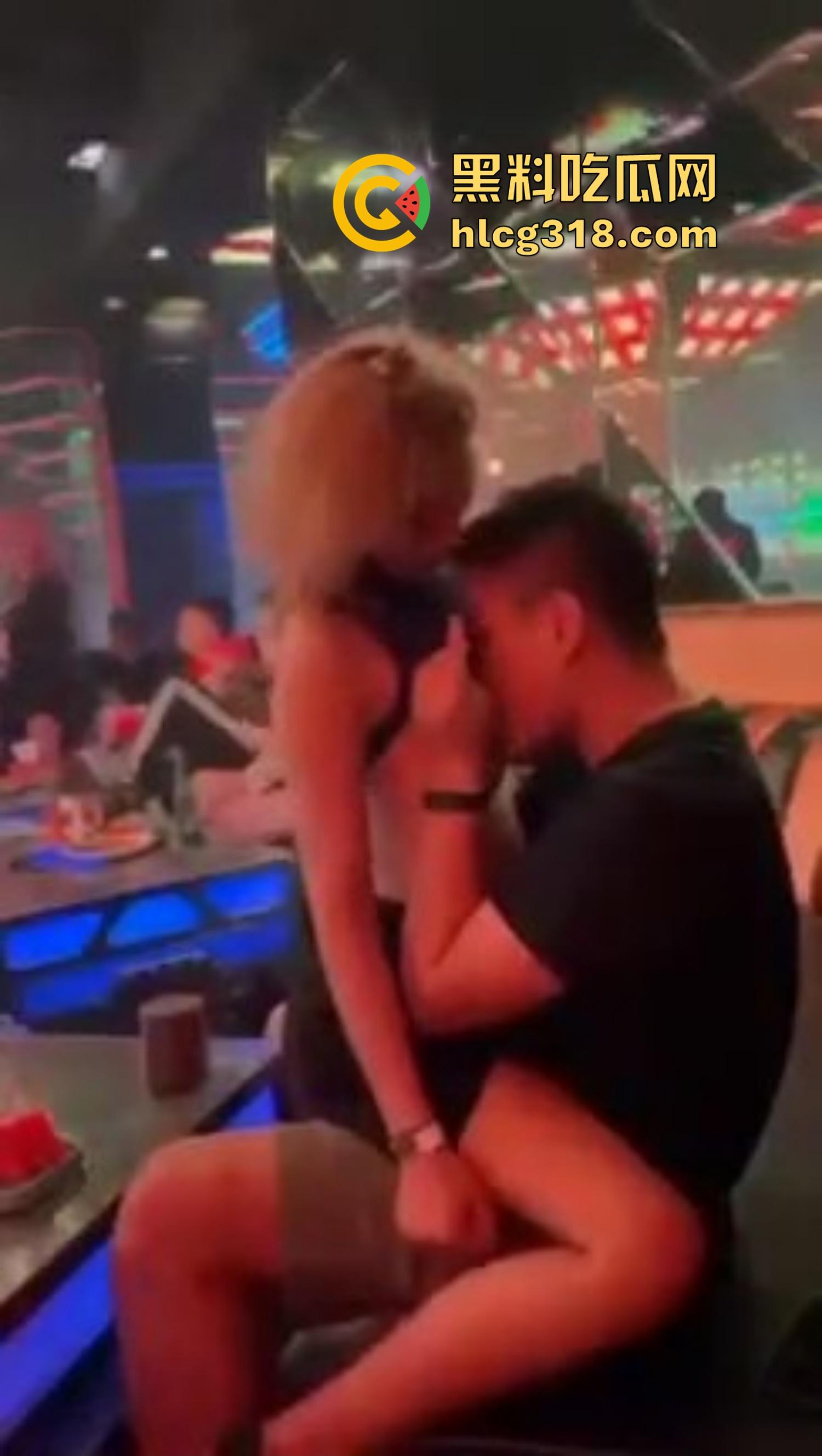夜店不跳舞不喝酒，就爱舔奶子，骚女当众掀衣喂奶，男的舔得像喝汤，众人围拍像看活春宫！  第8张