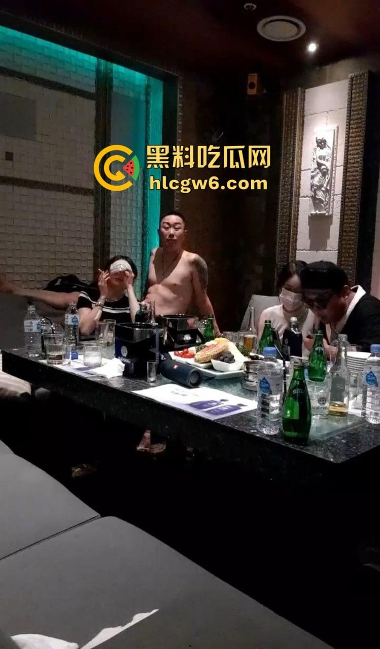 韩国暗黑KTV擦边直播太离谱，36D豪乳坐台妹现场被摸奶扣穴，棒子隔着衣服都要扣出水，再直播估计就现场艹了！  第10张