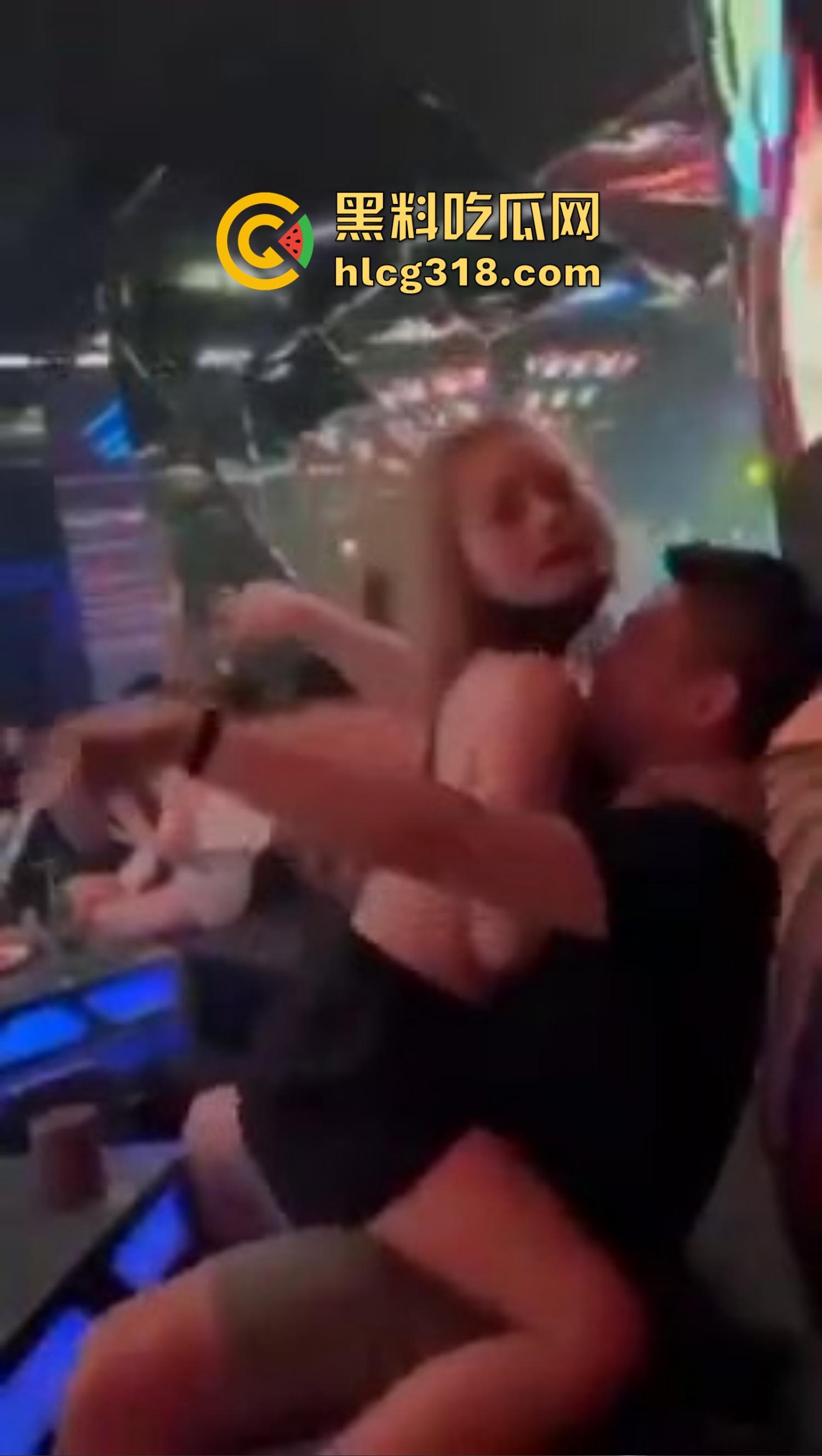 夜店不跳舞不喝酒，就爱舔奶子，骚女当众掀衣喂奶，男的舔得像喝汤，众人围拍像看活春宫！  第9张