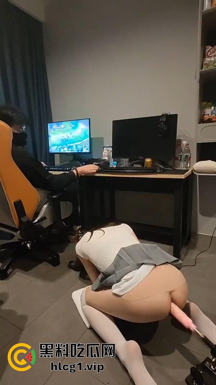 游戏不想被打扰？小哥用炮机哄女友，自顾自打游戏，真是高手！  第2张