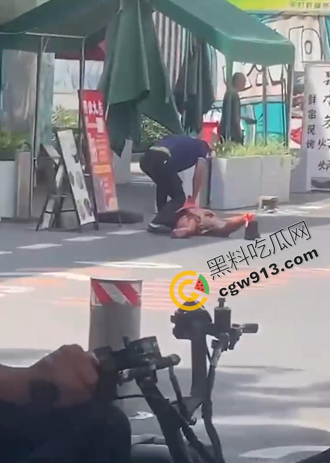 血淋淋屠夫现身广州东晓南，光天化日之下残忍取人性命，手段令人发指光是看视频都觉得毛骨悚然  第1张