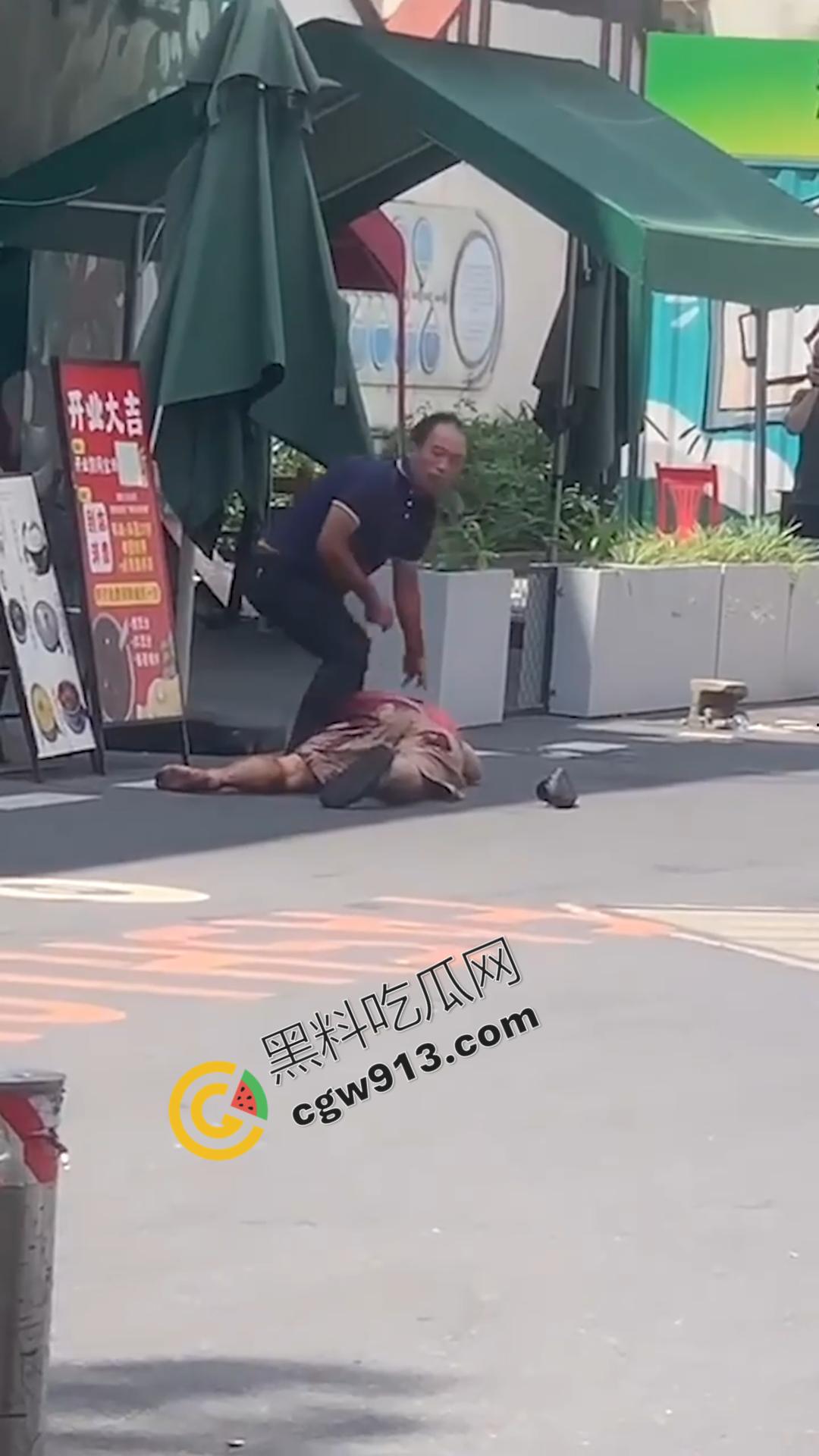 血淋淋屠夫现身广州东晓南，光天化日之下残忍取人性命，手段令人发指光是看视频都觉得毛骨悚然  第2张