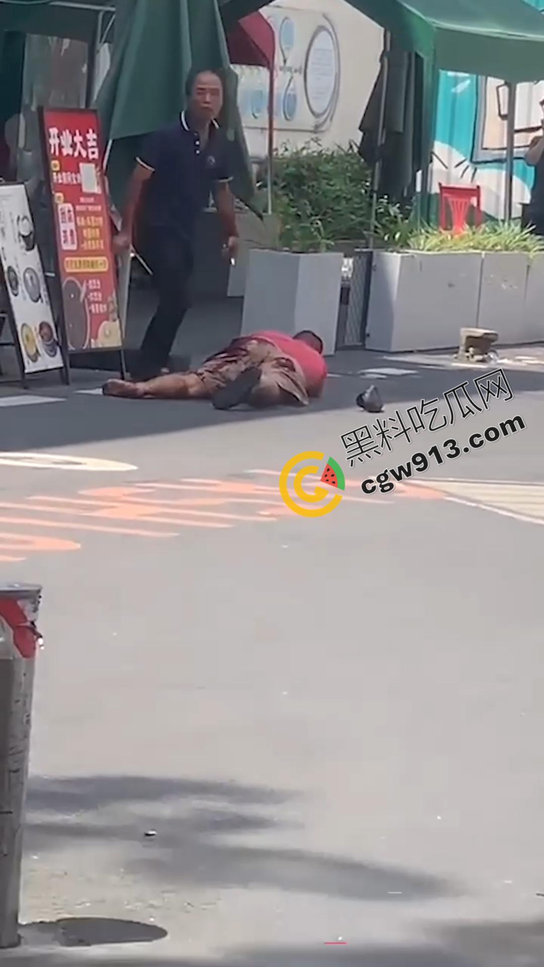 血淋淋屠夫现身广州东晓南，光天化日之下残忍取人性命，手段令人发指光是看视频都觉得毛骨悚然  第3张