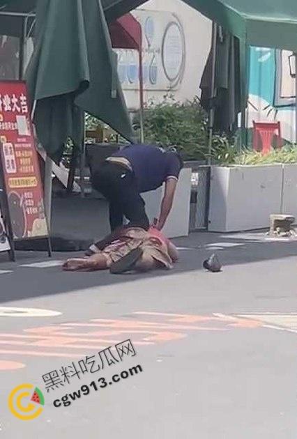 血淋淋屠夫现身广州东晓南，光天化日之下残忍取人性命，手段令人发指光是看视频都觉得毛骨悚然  第6张