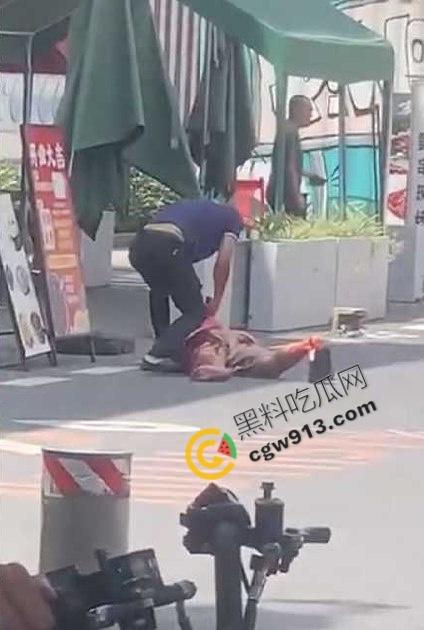 血淋淋屠夫现身广州东晓南，光天化日之下残忍取人性命，手段令人发指光是看视频都觉得毛骨悚然  第7张