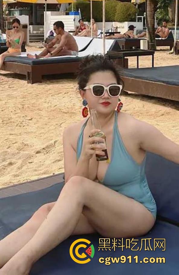 亲手剃光堂姐逼毛，看着白净的小穴，让她穿上汉服开档白丝，边看白虎骚逼边无套爆操，爽飞了！  第1张