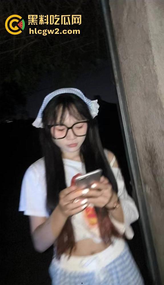 汕头骚鸡就业压力爆表 白天起步价150晚上200 嫩妹抱着价目表求大哥消费 粉丝赶紧进来吃福利！  第3张