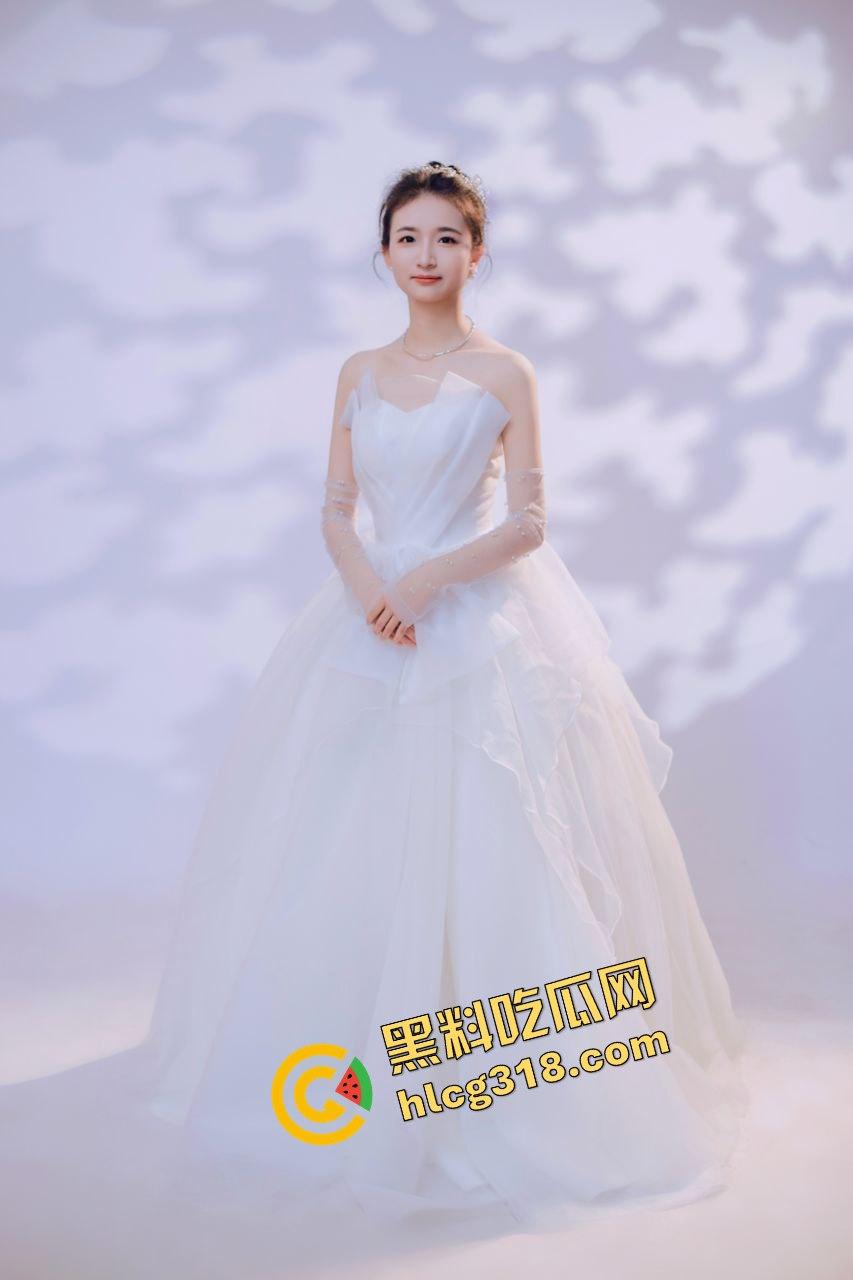 出轨上头后被玩成牲口，已婚白衣人妻『林妍』沦为情欲母狗，夜夜被炮友爆操调教，蹲地舔棒成奴隶！  第3张