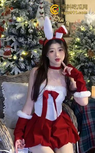 广州大学清纯女大【王肖琴】圣诞女仆情趣装约炮网友，白丝美腿诱惑调教，酒店激情全程无套！  第1张