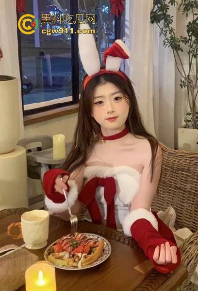 广州大学清纯女大【王肖琴】圣诞女仆情趣装约炮网友，白丝美腿诱惑调教，酒店激情全程无套！  第2张