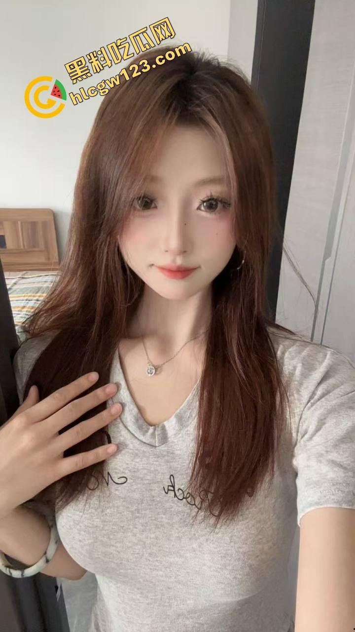 偷约妹妹的闺蜜开房猛干，前半羞涩装纯，后面浪成母狗，白丝半桶袜勾得人一顿狠操，手被反抓操弯成弓！  第1张