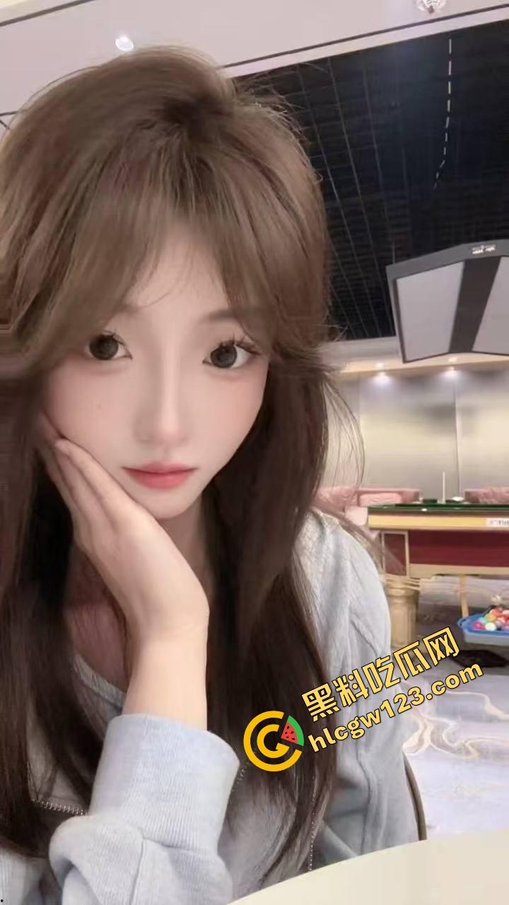 偷约妹妹的闺蜜开房猛干，前半羞涩装纯，后面浪成母狗，白丝半桶袜勾得人一顿狠操，手被反抓操弯成弓！  第3张