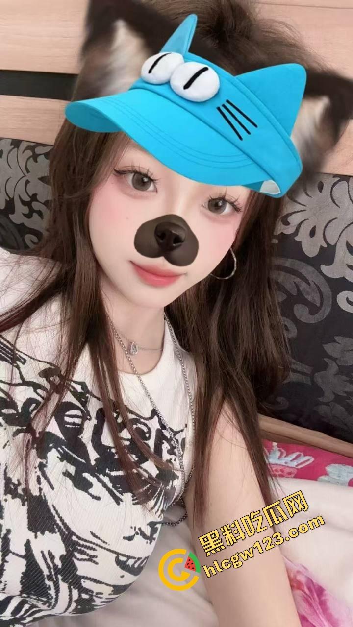 偷约妹妹的闺蜜开房猛干，前半羞涩装纯，后面浪成母狗，白丝半桶袜勾得人一顿狠操，手被反抓操弯成弓！  第4张