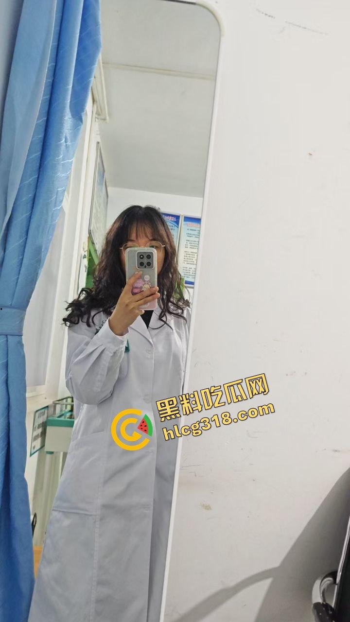 出轨上头后被玩成牲口，已婚白衣人妻『林妍』沦为情欲母狗，夜夜被炮友爆操调教，蹲地舔棒成奴隶！  第11张